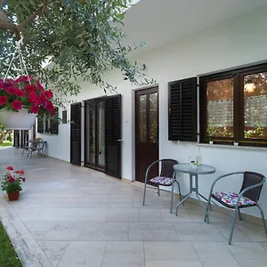 https://weis-apartments.in-istria.net